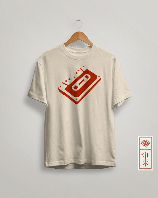 Camiseta “Cassette” – Nostalgia Analógica en Cada Detalle