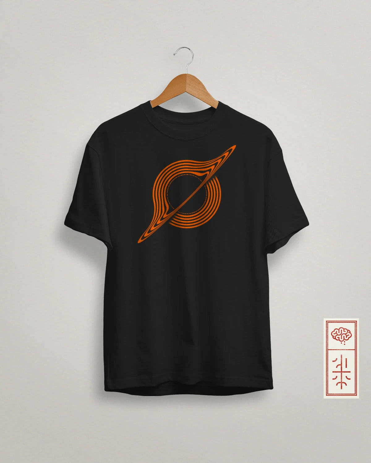 Camiseta “Gargantúa” – Un Viaje al Corazón del Espacio-Tiempo